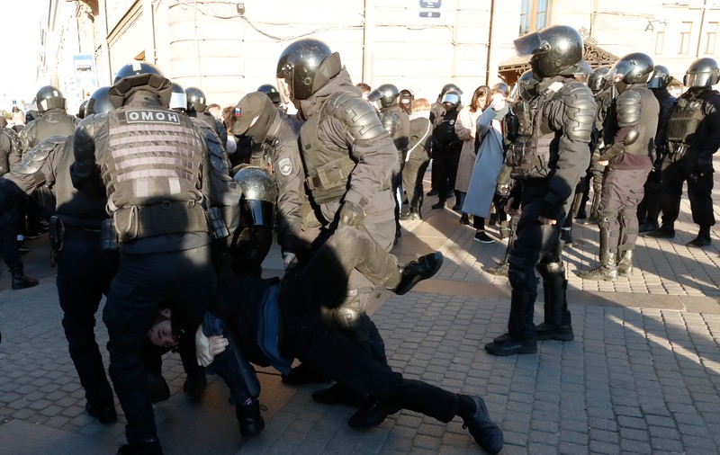 Noi proteste în Rusia, înăbușite brutal de autorități. În Sankt Petersburg, oamenii au strigat „Putin în tranșee” | VIDEO