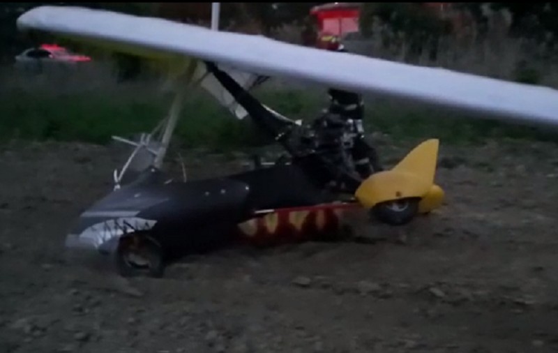 Un deltaplan a aterizat forțat pe un câmp, în Argeș. Pilotul, dus la spital cu dureri toracice