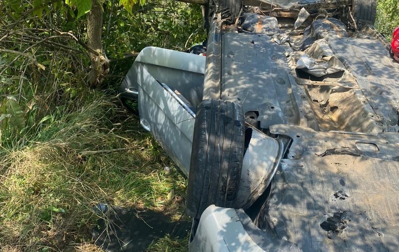 Trei răniţi, între care un copil de 3 ani, după ce o maşină s-a răsturnat pe DN 1, în judeţul Cluj