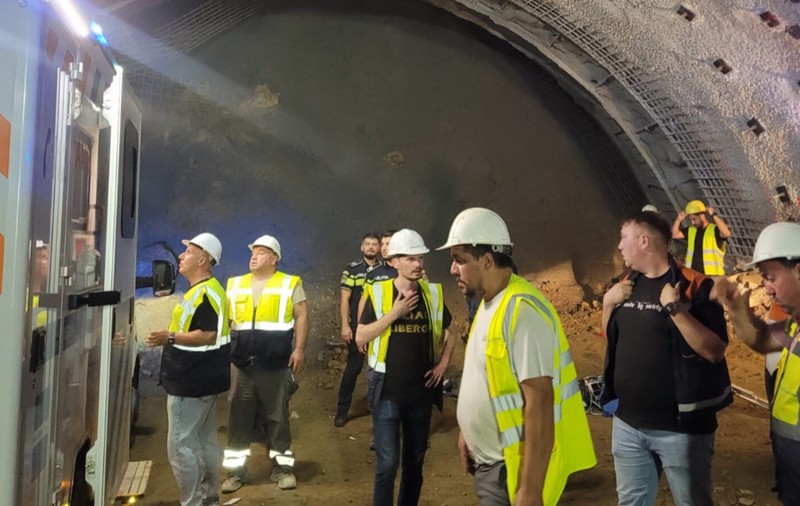 Bucăți de rocă din tavanul unui tunel de pe A1 au căzut peste doi muncitori străini, în Sibiu, la Boița