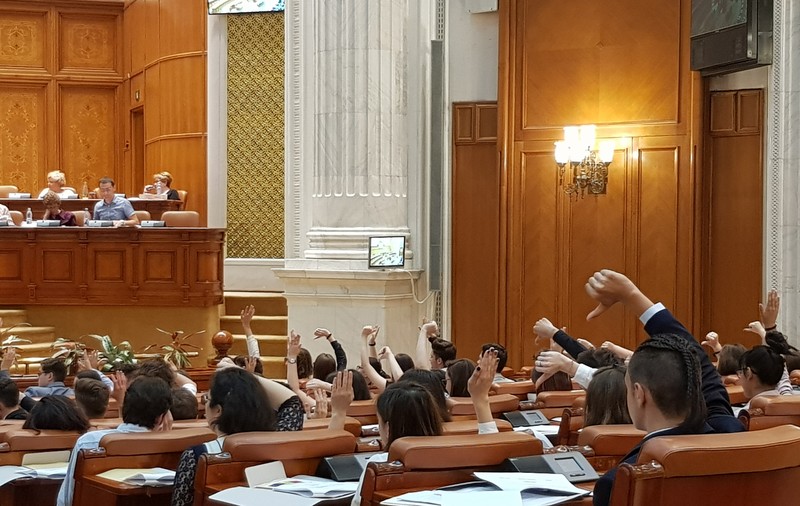 REPORTAJ/ MIRAJUL PUTERII. Adolescenţii de azi, politicienii de mâine - dezamăgirea unei generaţii ignorate