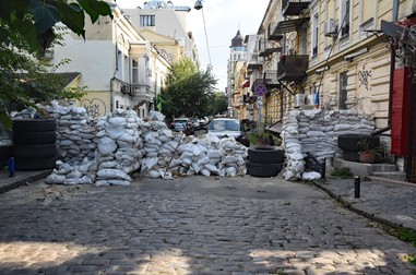 Baricadă cu saci de nisip pe o stradă din Odesa, în august 2022. Foto: Profimedia