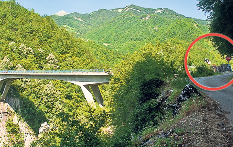 Podul din Muntenegru, loc de pelerinaj! Zeci de oameni se opresc să aprindă o lumânare pentru cei 18 morţi în râpă