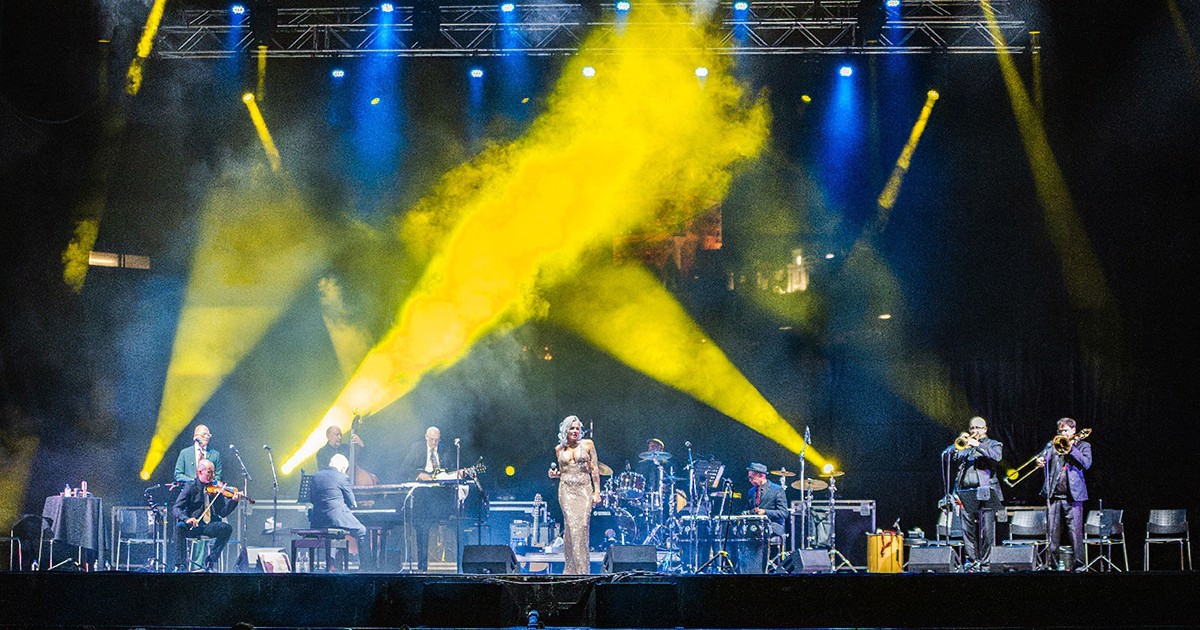 Pink Martini cu Storm Large pe scenă