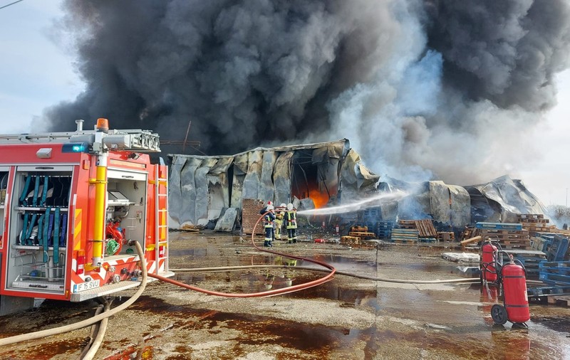 Incendiul din Voluntari, localizat după patru ore. Două hale au fost cuprinse de flăcări, sunt afectați 5.000 mp