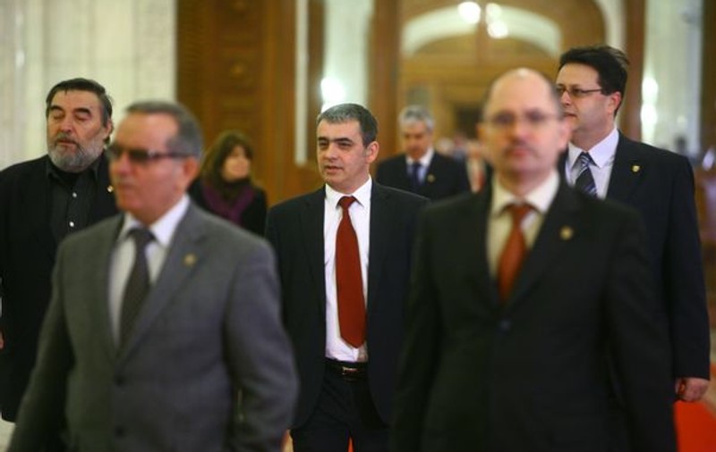 PSD vrea Cod de conduită pentru parlamentari: Ce regulă vestimentară trebuie să respecte aleșii, la muncă
