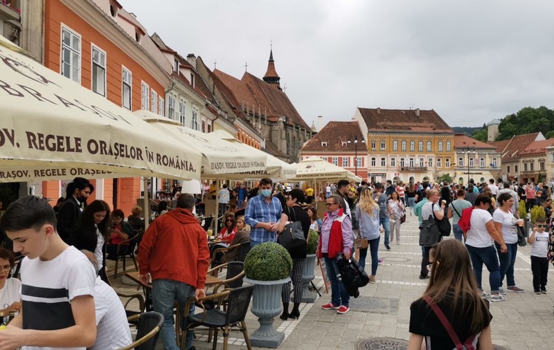 Sute de turiști au luat cu asalt Piața Sfatului din Brașov