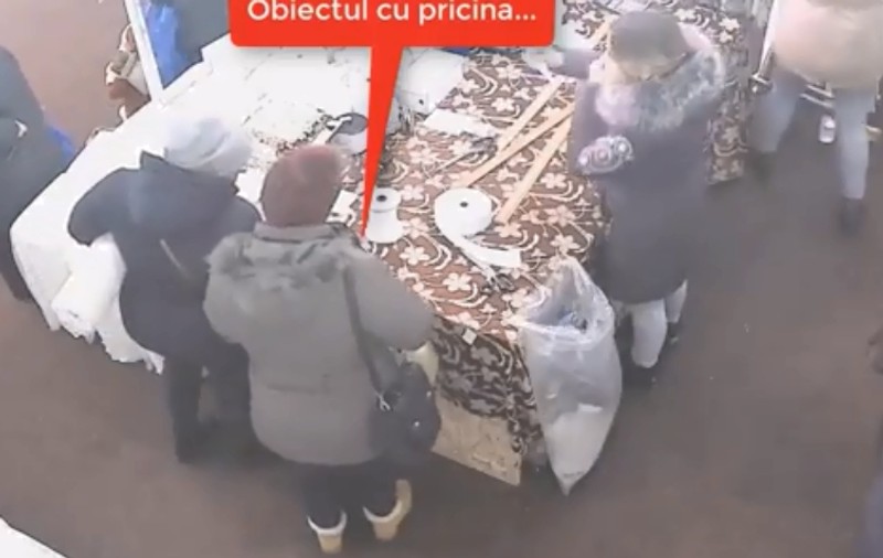 VIDEO | Două femei din Suceava au fost filmate în timp ce furau. Cu ce "pradă" au plecat acasă