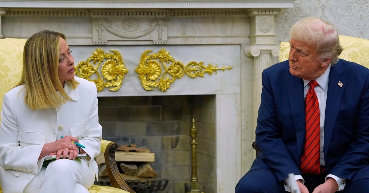 Giorgia Meloni, îmbrăcată într-un costum alb, este primită la Casa Albă de către președintele Trump Foto: Profimedia