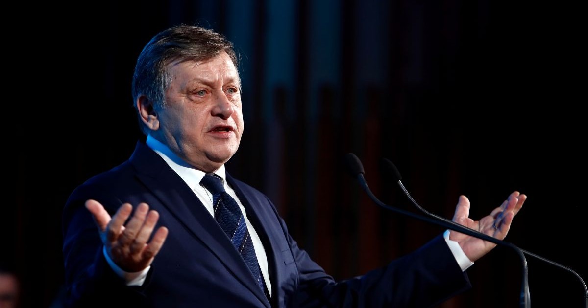 Crin Anronescu gesticulează din mâini în cadrul unui discurs