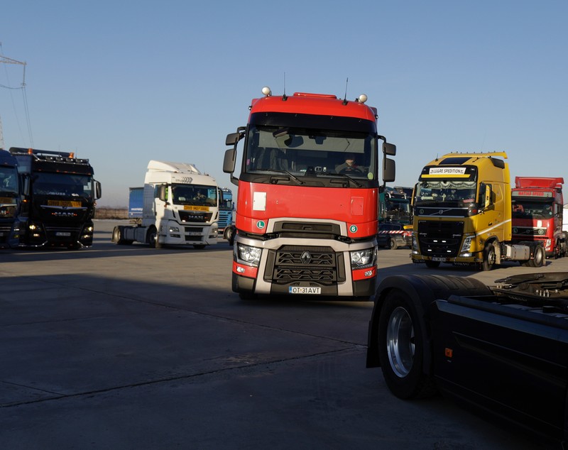 Transportatorii și fermierii, blocați de forțele de ordine să intre în Capitală, în a doua zi de proteste. Predoiu: „Trebuie să aibă autorizație”