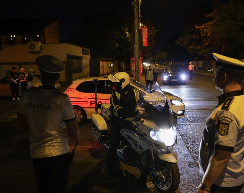 Șoferi băuți și care au consumat substanțe interzise, un autobuz neomologat în trafic și taxi fără autorizație, descoperite la un filtru al Poliției, sâmbătă noapte | VIDEO