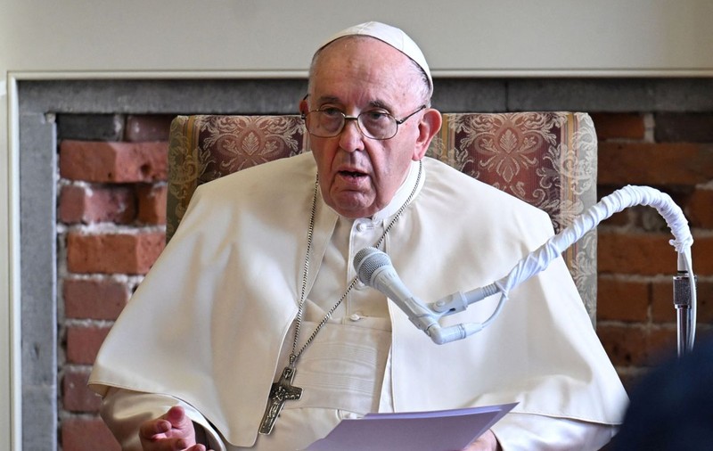 Vaticanul își ține respirația, așteptând zilnic vești despre starea Papei Francisc: „Trăim de pe o zi pe alta”