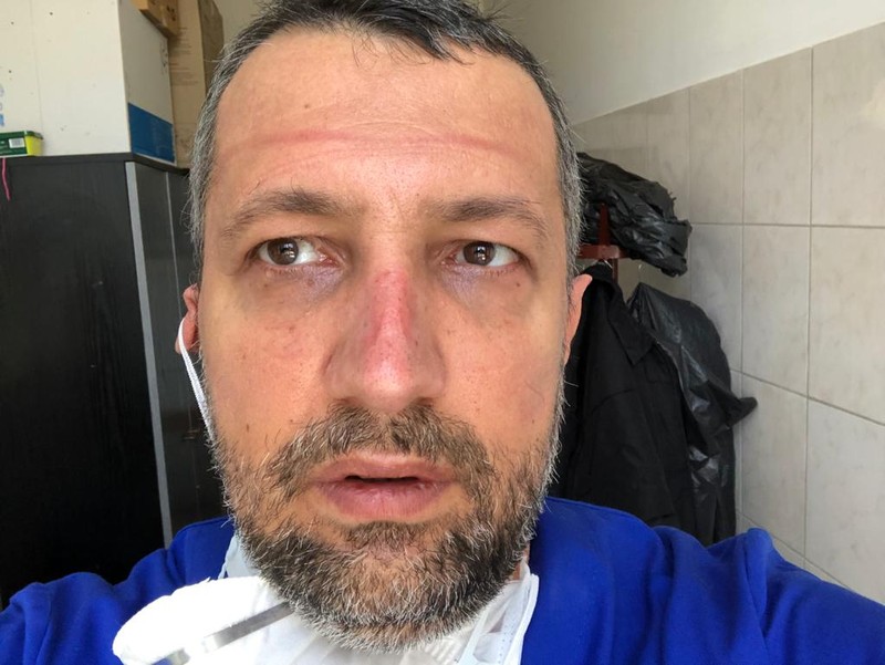 Urmele echipamentului de protecţie au devenit parte din chipurile medicilor