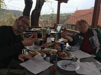 Rich, alături de vecina lui, Adriana, care face cele mai bune sarmale