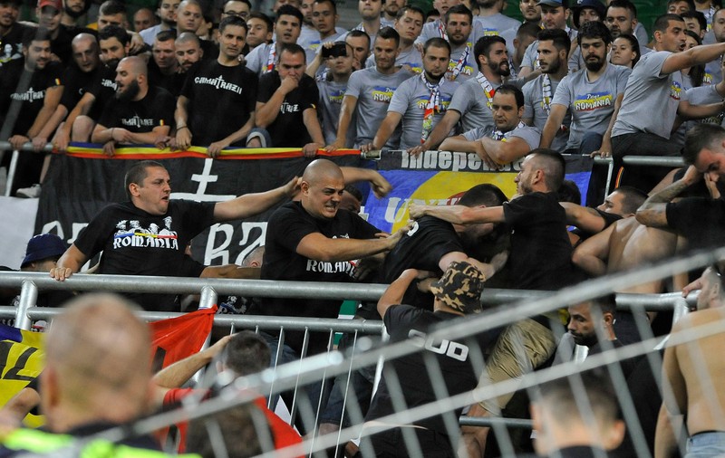 Ultraşii români s-au bătut între ei şi la Budapesta. Forţele de ordine i-au ferit de unguri, dar au făcut cordon să-i despartă pe stelişti de dinamovişti!