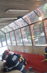 Pompierii fac formalitățile după ce ar fi ars ceva la instalația de iluminat de la intrarea din stația de metrou Piața Iancului.