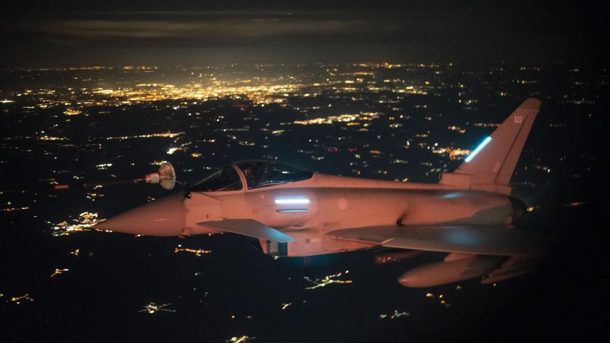Un avion FGR4 Typhoon al Forțelor Aeriene Regale, înarmat cu rachete aer-aer ASRAAM, noaptea, în aer în timpul primei desfășurări „Eastern Sentry” a Forțelor Aeriene Regale deasupra Poloniei, la 112 km de granița cu Belarus, în locul unde au fost doborâte dronele rusești, în timp ce Marea Britanie desfășoară avioane RAF în Polonia pentru a sprijini misiunea Eastern Sentry a NATO, ca răspuns la încălcarea spațiului aerian al țării de către dronele rusești. vineri, 19 septembrie 2025.