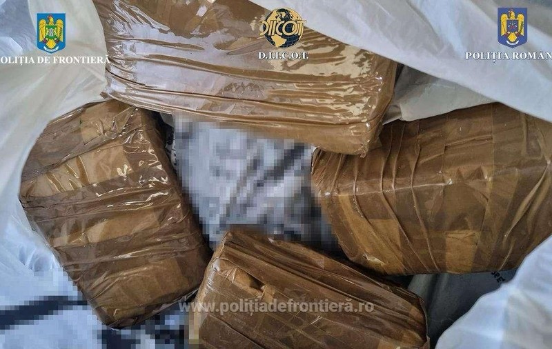 Bărbat reținut după ce în mașina lui a fost descoperit aproape un kilogram de cocaină, la punctul de intrare în țară de la Giurgiu