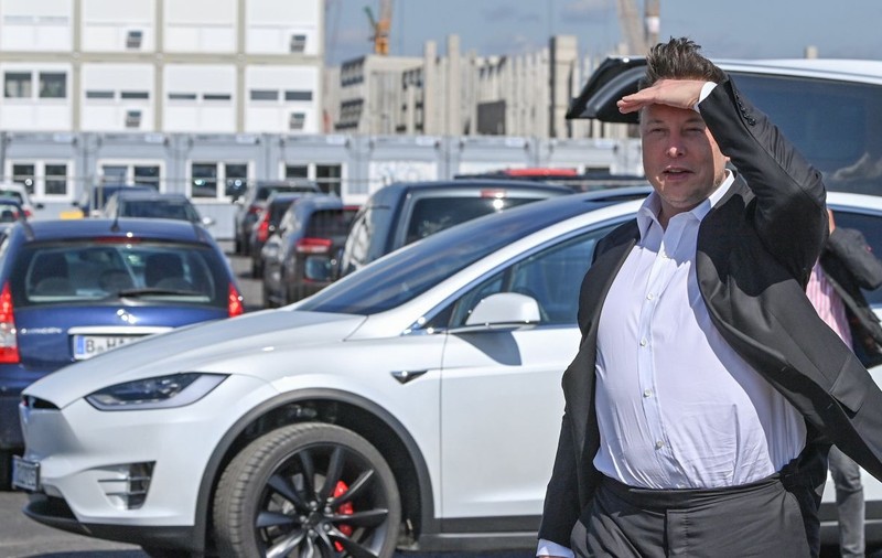 Tesla va lansa primul său „robotaxi”. Producătorul auto pariază pe inteligența artificială în mașinile care se conduc singure