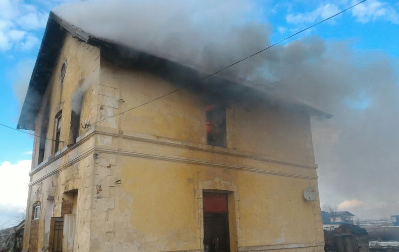 Mama şi copilul arşi într-un incendiu vor fi duși la Bucureşti cu o ambulanţă. Elicopterul SMURD nu poate interveni