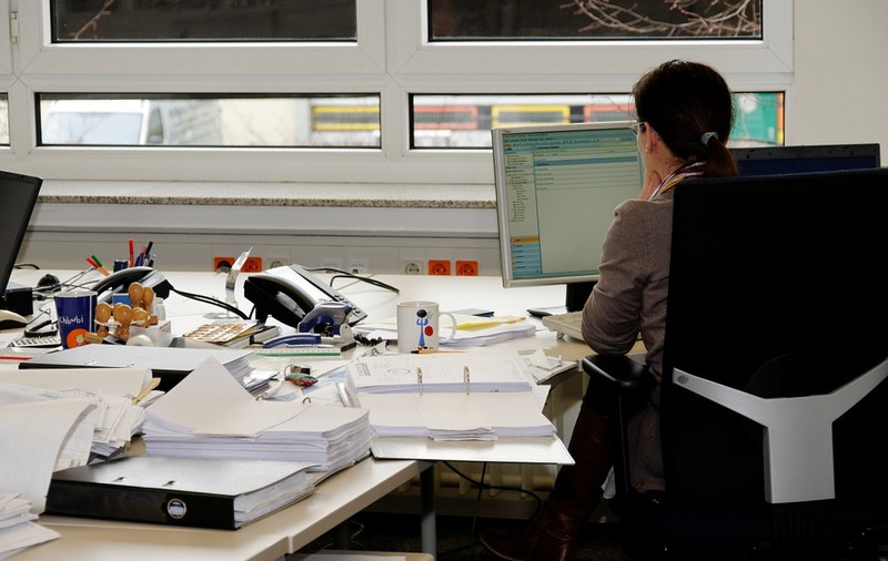 Recomandări pentru activitatea în birouri, după 15 mai: Program de lucru decalat, distanţă de 1,5 metri între scaune şi paravane