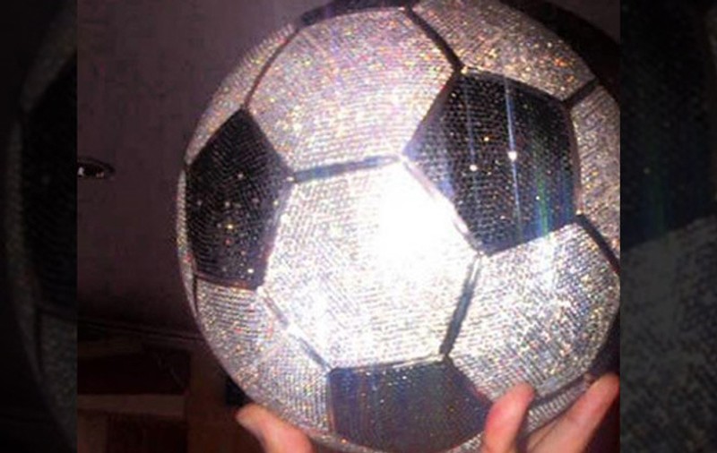 Capriciu maxim: Karim Benzema şi-a achiziţionat o minge cu diamante de 250.000 $!