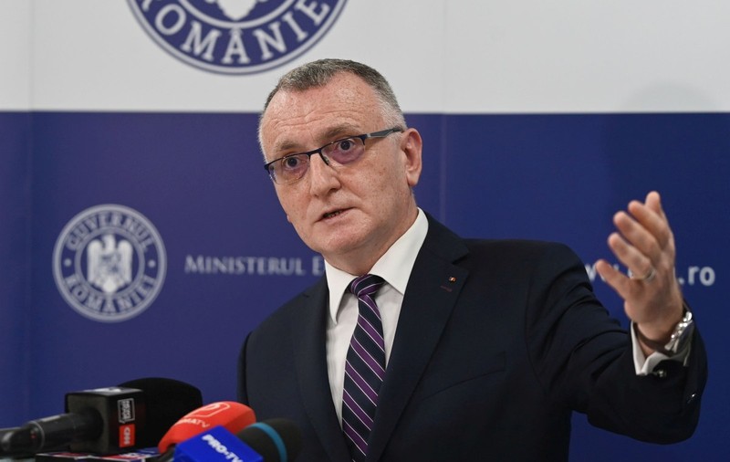 Sorin Cîmpeanu dă asigurări că transportul elevilor și bursele sunt asigurate de Guvern: „Bugetul e de 5 ori mai mare ca în 2020”