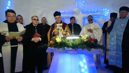 Un sobor de 12 preoți au oficiat slujba de sfințire a bisericii de gheață de la Bâlea Lac