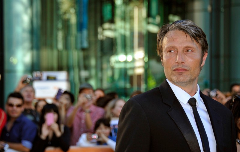Actorul Mads Mikkelsen l-ar putea înlocui pe Johnny Depp în “Fantastic Beasts 3”