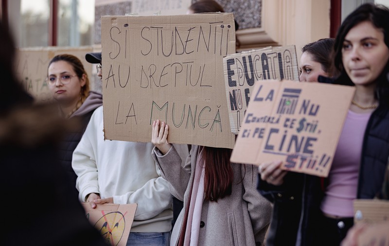 VIDEO Studenții de la Universitatea Transilvania Brașov protestează în stradă și cer dreptul la muncă: „Nu studiem pe burta goală!”