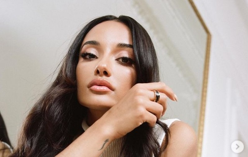 Povestea celebrei Amina Muaddi, creatoarea de pantofi cu origini românești. Kim Kardashian și Rihanna sunt clientele ei