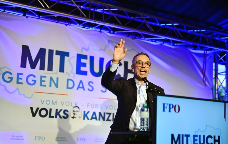 Extrema dreaptă câștigă la limită în Austria înainte de alegerile legislative. Învins, Karl Nehammer anunță înăsprirea luptei împotriva „imigrației ilegale”