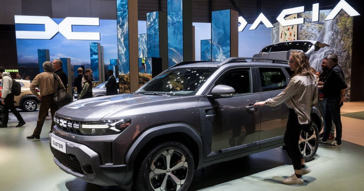 masina dacia duster la o expozitie auto. in jurul masinii sunt mai multe persoane care admira masina