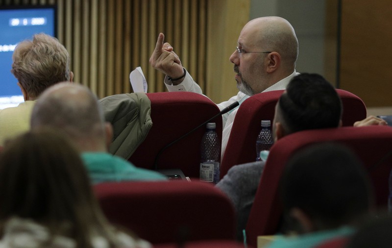 Un nou derapaj al viceprimarului Capitalei. Aurelian Bădulescu, gesturi obscene în CGMB, către consilierii USR