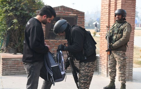 Un bărbat și-a ucis trei prieteni de ziua lui fiindcă l-au mânjit cu tort: „S-a întors cu 8 arme. Nu au avut nicio șansă”