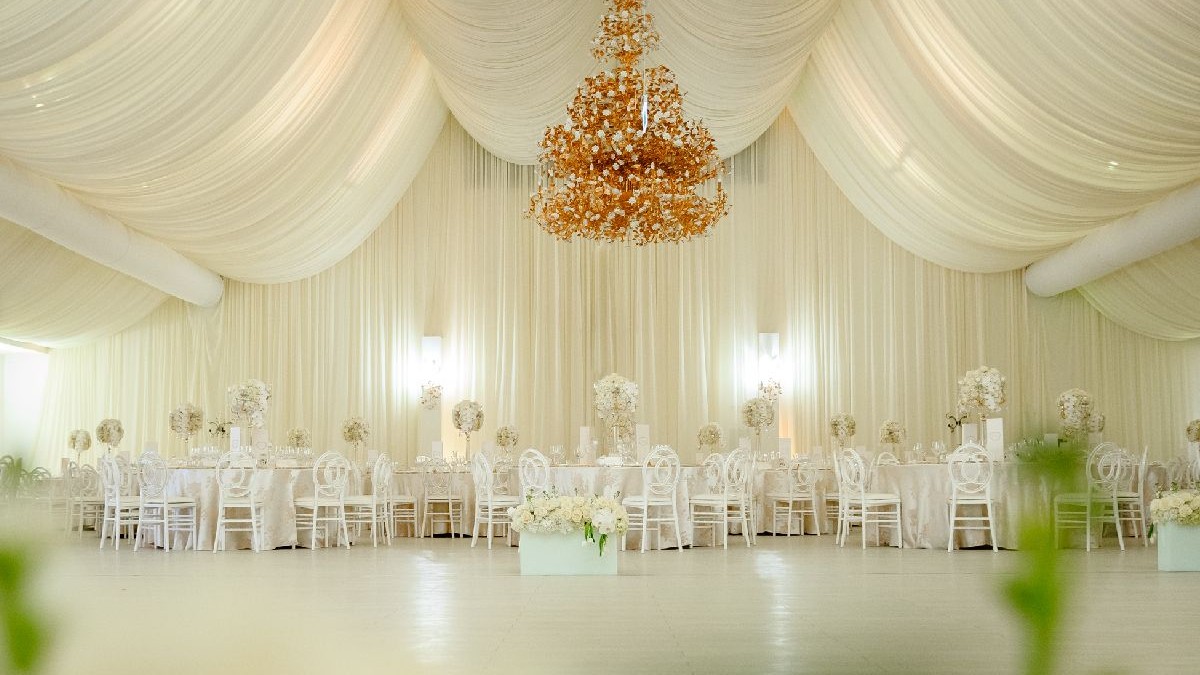 O sală de bal decorată cu alb