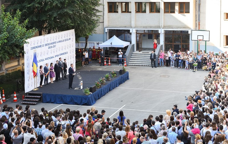 Renunţaţi la careu! Mai mulți copii au leșinat la festivitatea de deschidere a noului an şcolar