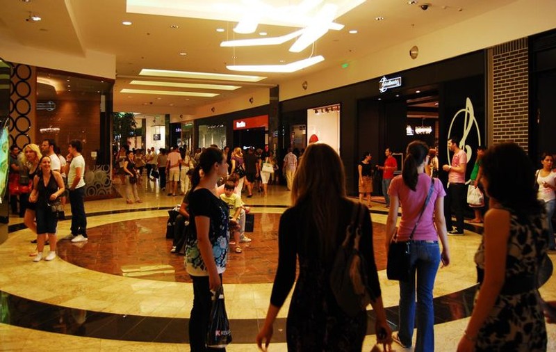Magazinele din Băneasa deschise noaptea pentru cumpărături