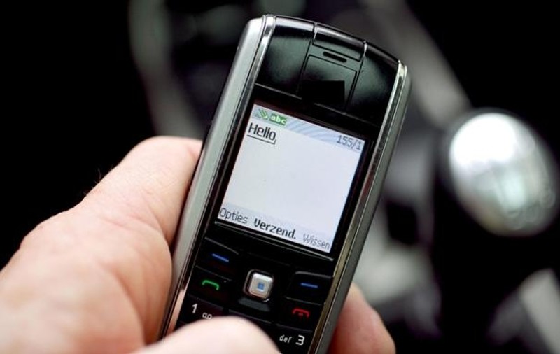 Accesarea contului bancar prin telefonul mobil, riscantă