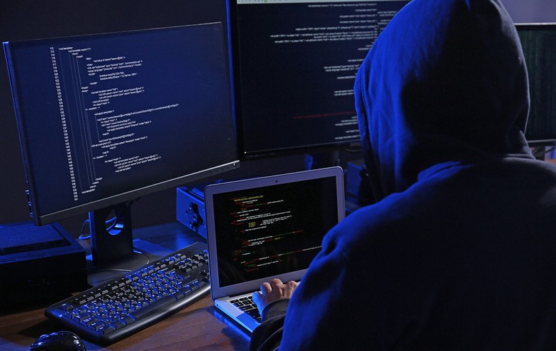 Un nou amendament din Codul Comunicațiilor obligă companiile care găzduiesc site-uri să fie „hackeri” pentru serviciile secrete. Specialist: „Inepția tehnico-legală a anului 2022”