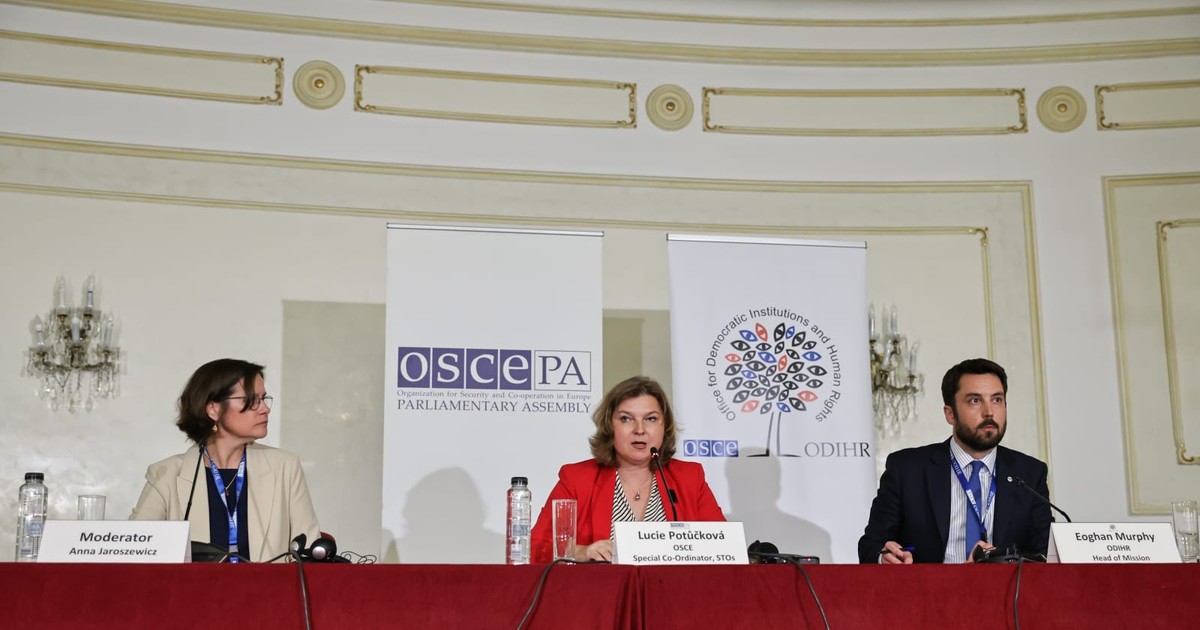 Observatori internaționali la turul 2 al alegerilor prezidențiale din 2025. Trei dintre ei stau la masă, în timpul unei conferințe de presă