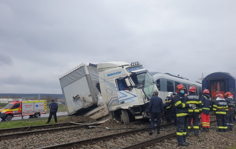 Accident feroviar în Vaslui, unde un TIR a fost lovit de două trenuri. Șoferul a scăpat nevătămat