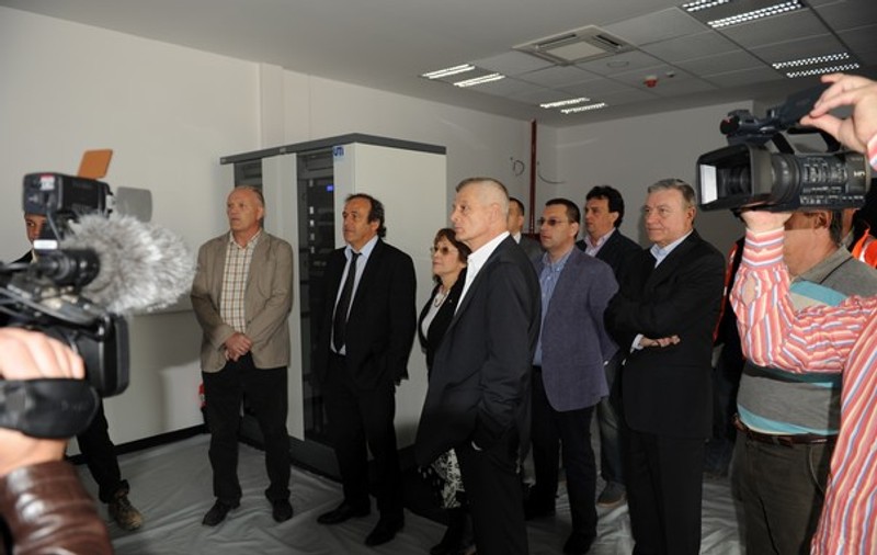 Foto | Platini, în vizită la Stadionul Naţional: "Sunt încântat, terenul este frumos! Acum trebuie să găsiţi jucători buni"