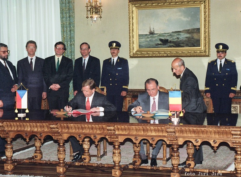 Fotografii făcute de Jiri Juru, în timpul primei vizite oficiale a lui Havel în România, iunie 1994, când s-a semnat Tratatul privind relaţiile de prietenie şi cooperare între România şi Cehia