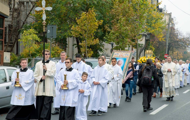 Procesiune cu relicva Sfântului Papă Ioan Paul al II-lea pe străzile Capitalei, duminică