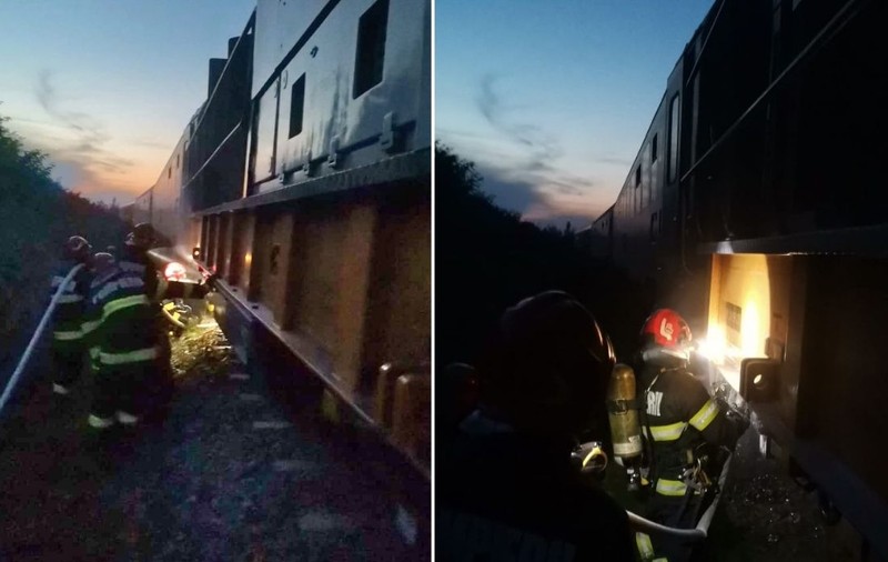 O locomotivă a unui tren de călători de pe ruta Suceava - Botoșani a luat foc. Pasagerii s-au autoevacuat
