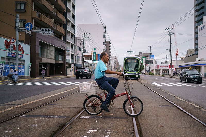 Toshisuke Kanazawa, un culturist în vârstă de 90 de ani, pedalează pe bicicletă înainte de antrenament în sala sa de sport din Hiroshima, Japonia, pe 11 septembrie 2026. 