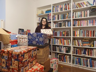 Raluca Tănase-Smuc și soțul, împreună cu sute de oameni darnici, au umplut magazinul de cutii multicolore în ultimele săptămâni