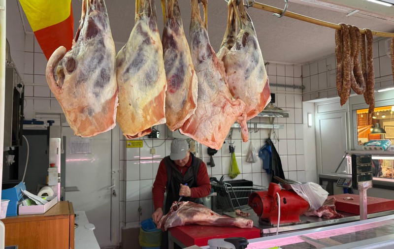 Cât costă un kilogram de carne de miel pentru Paște 2025? „Oricine își poate permite o pulpiță”